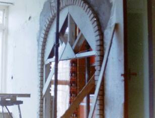 Muur doorgebroken met toog